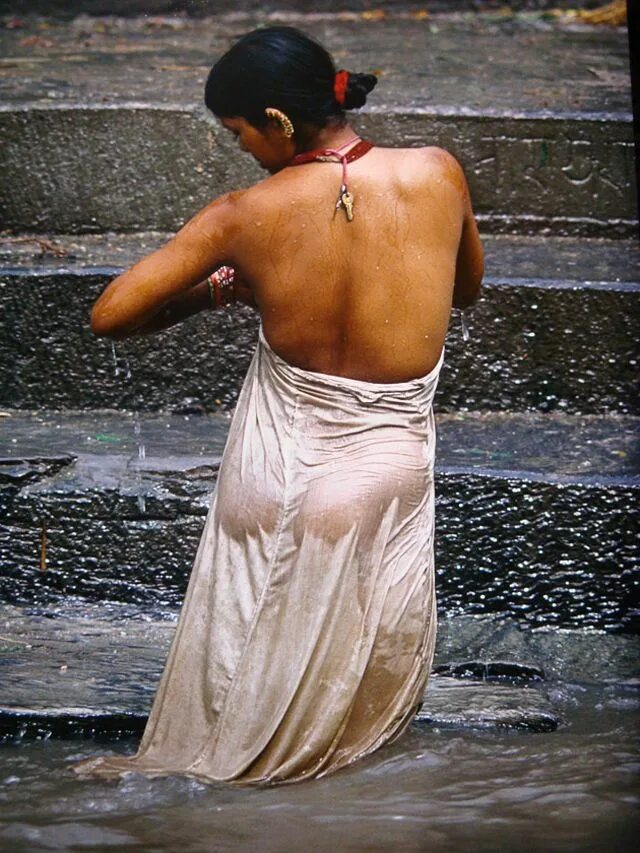 Showing her wet