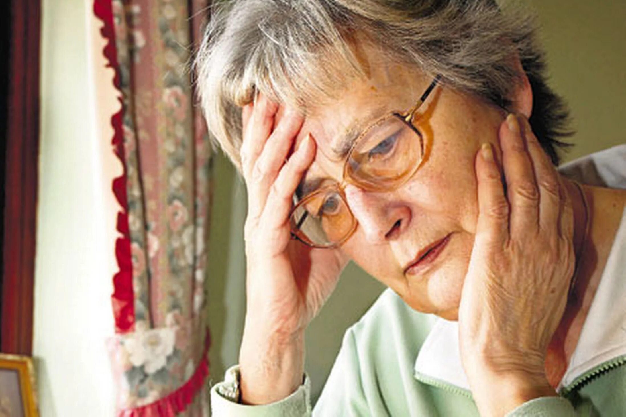 Пенсионерка страдает. Тревога у пожилых. Пожилая женщина эмоции. Люди пожилого возраста. Тревожность у пожилых.