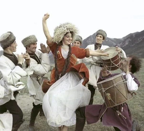 Лезгинский чюрек. Лезгины народ кавказа. Группа лезгин. Дагестанские танцоры. Народ северного кавказа аварцы аварцы.