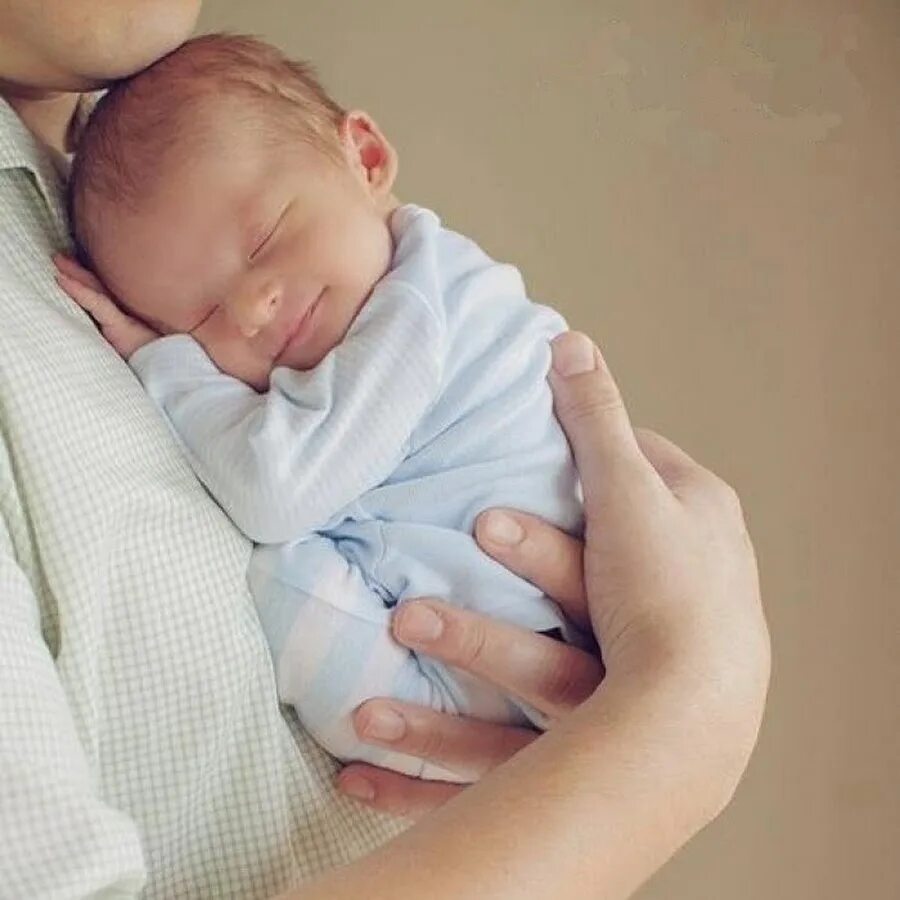 Возьму новорожденного. Новорожденный. Грудные дети на руках. Малыш на руках. Младенец на руках.