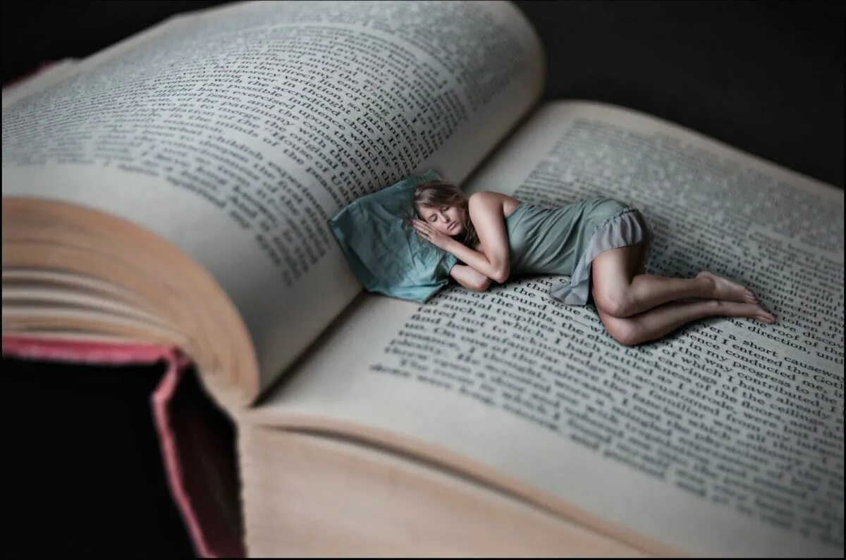 Девочки на страницах книг. Девушка лежит с книгой. чтение книг. девушка читает книгу. книга для….