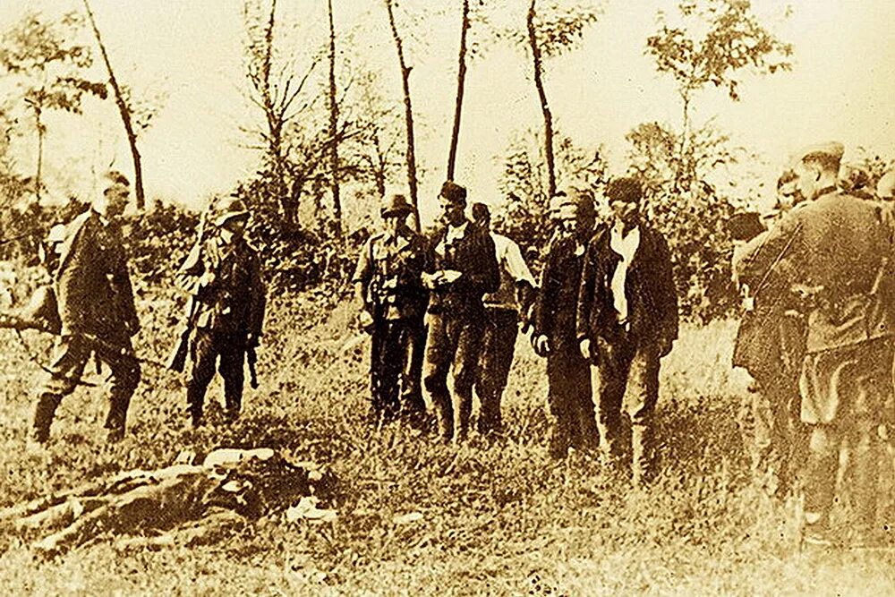Расстрелянные партизаны. Немцы повесили партизан. айнзатцгруппы повешение. повешенные фашистами партизаны в белоруссии. айнзатцгруппы геноцид.