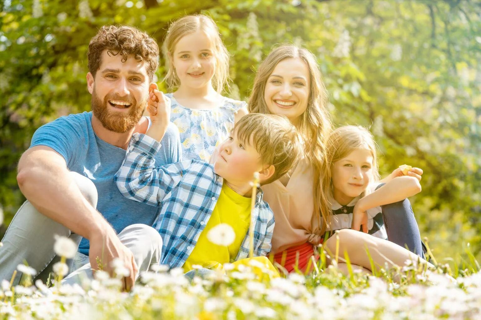 Семья на лугу. Российская семья на природе. Семья на лугу. Семья в луге. Family photo 5 people.