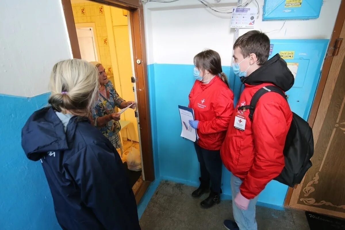 Помощь ковид. Волонтеры ковид. волонтеры помогают пожилым людям. волонтеры фото. волонтерство помощь пожилым.