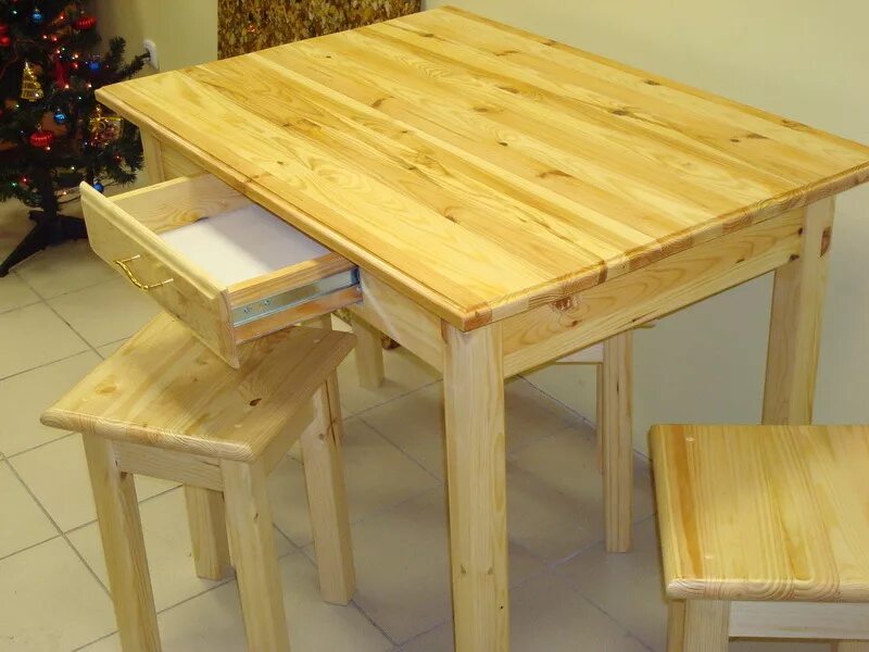 Стол кухонный сосна. Стол из дерева. Самодельный кухонный стол. Стол кухонный деревянный. Деревянный стол из досок.