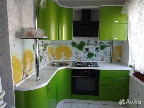 Кухня угловая с белой каменной столешницей " изготовить на заказ в мебельной ком
