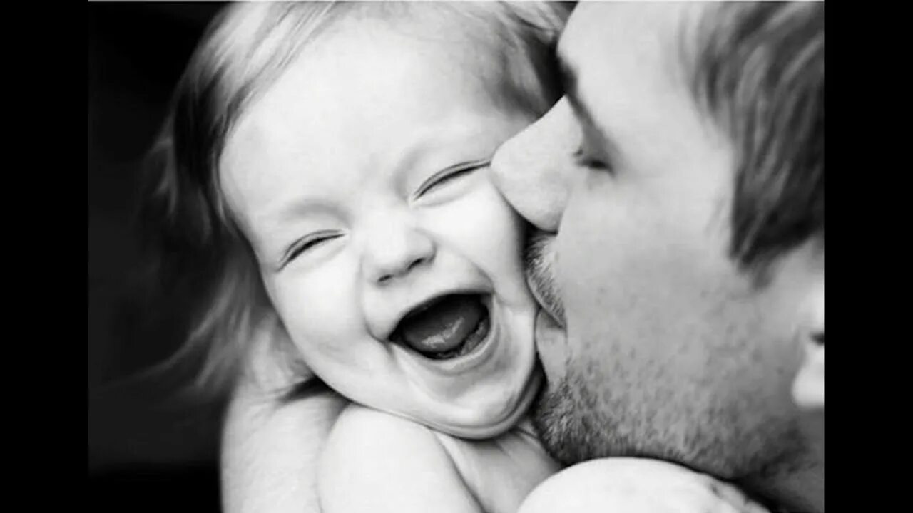 Фотосессия папа и дочь. Трогательный малыш. Родители целуют малыша. Девушка обнимает отца.