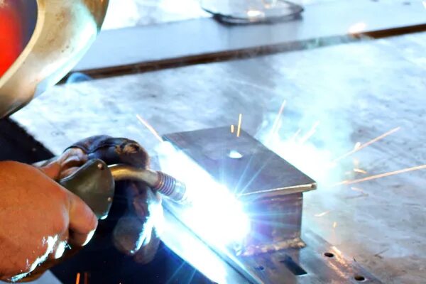 Реклама сварщика. Электрогазосварочные машины. 15. Сварка металла. Сварщик ручной дуговой сварки.