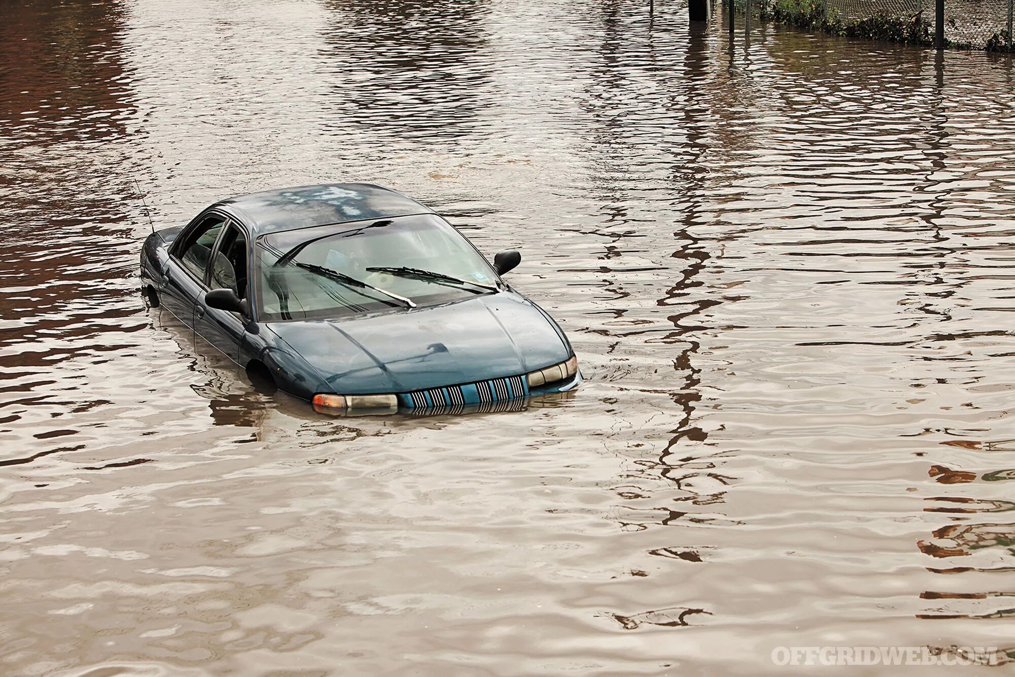 Падали машины в воду. Затопленные автомобили. Машина в воде. Автомобиль утопленник. Машина затоплена.