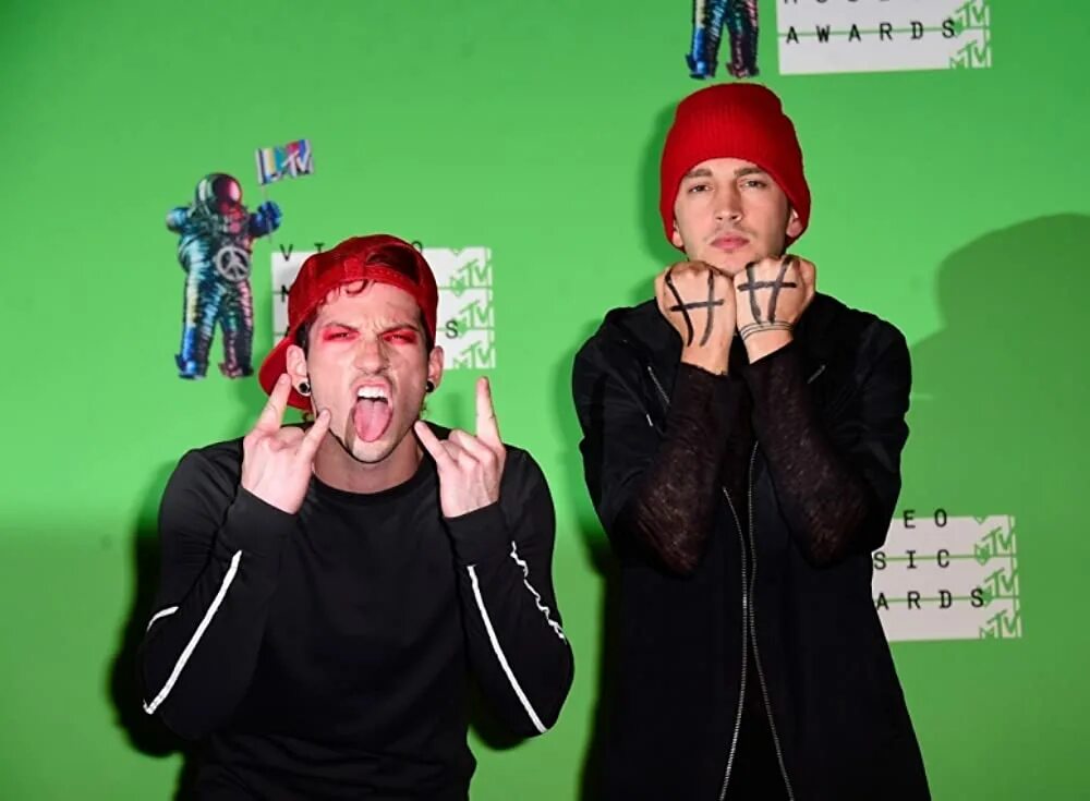 Twenty one hacksaw gaming. 21 пилот группа. blurryface tyler. twenty one pilots 2011. twenty one pilots 2025.