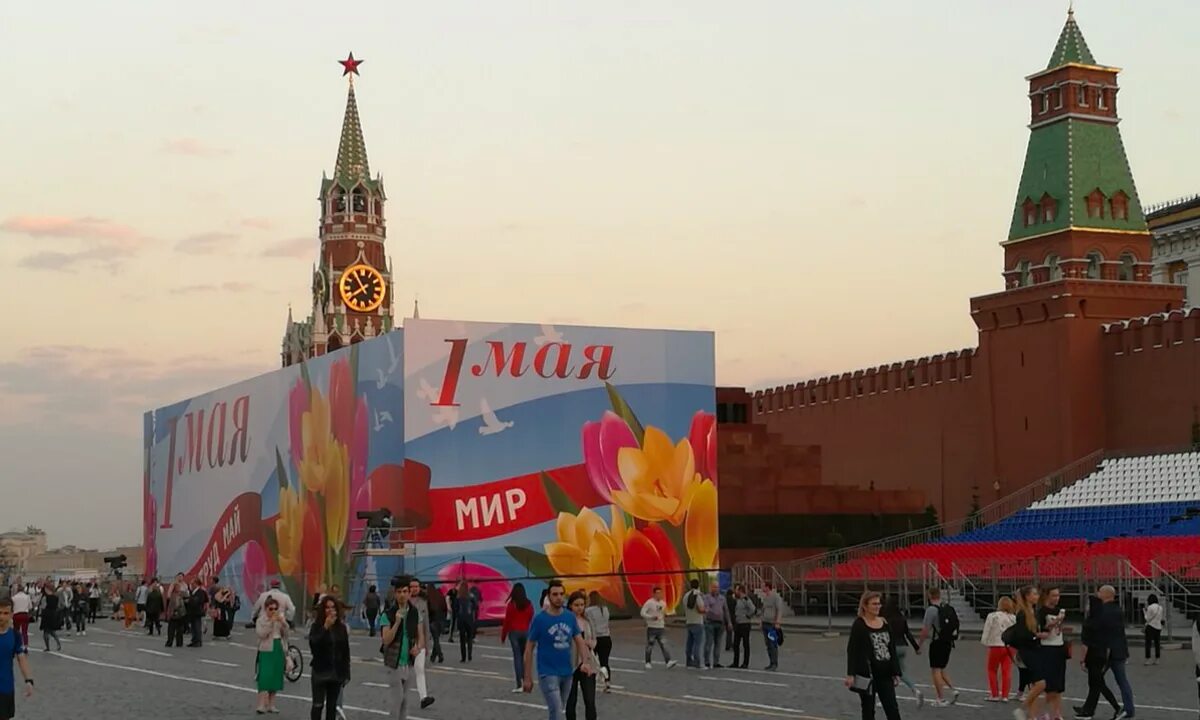Красная площадь 10 мая. Красная площадь драпировка мавзолея. Задрапированный мавзолей 2022. Мавзолей в.и Ленина на красной площади в Москве на 9 мая. Задрапированный мавзолей на 9 мая.