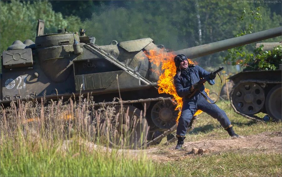 горящие танкисты. подбитые танки ирак 1991. сгоревшие танкисты вов 1941-1945. т-55 подбитый. горящие танкисты.