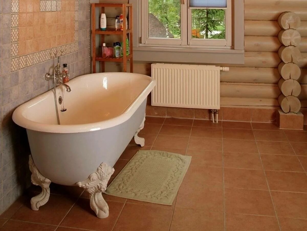 Пол в ванной в деревянном доме. Плитка в деревянном доме в ванной. Керамическая плитка в деревянном доме. Плитка в ванную комнату в деревянном доме. Напольные покрытия для ванной