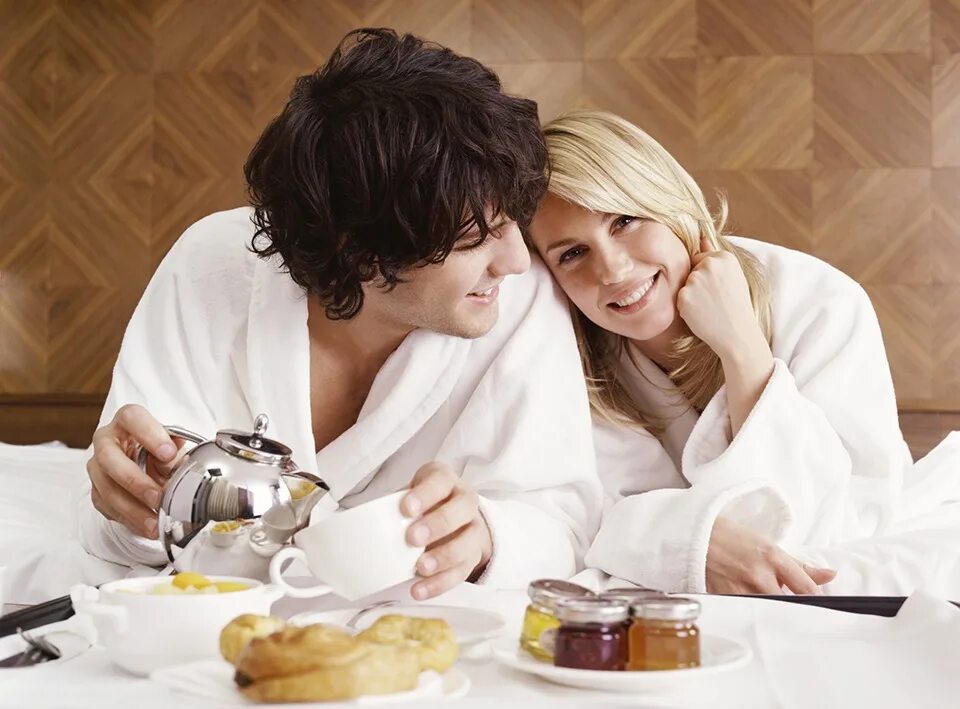 Романтическое чаепитие. Мужчина и женщина пьют чай. Мужчина и женщина с кофе. Чаепитие мужчина и женщина. Позавтракаем вместе
