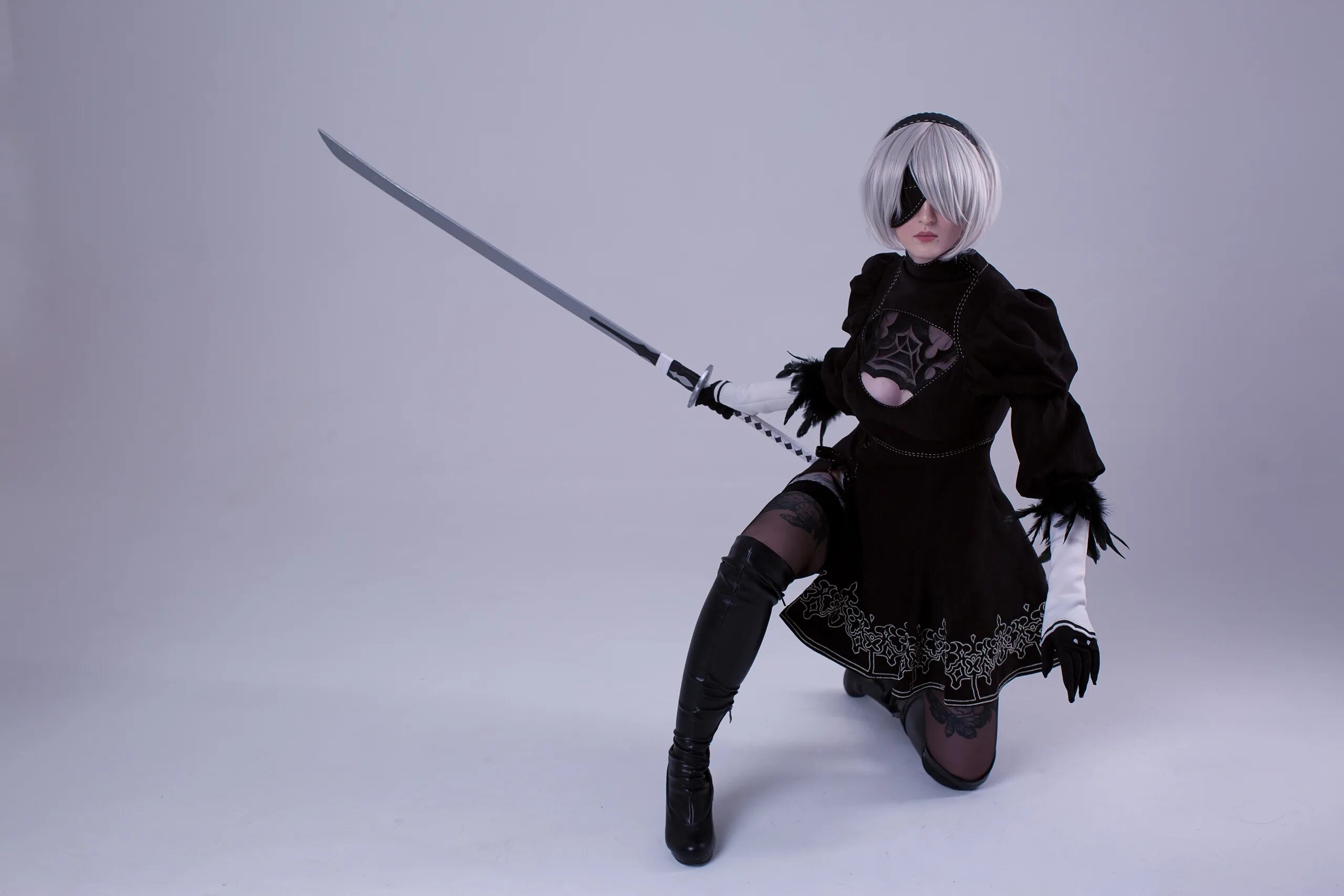 Ниер 2b модельки. NIER Automata 2b косплей. Fat 2b NIER Automata. Ravvcoser косплей 2b.