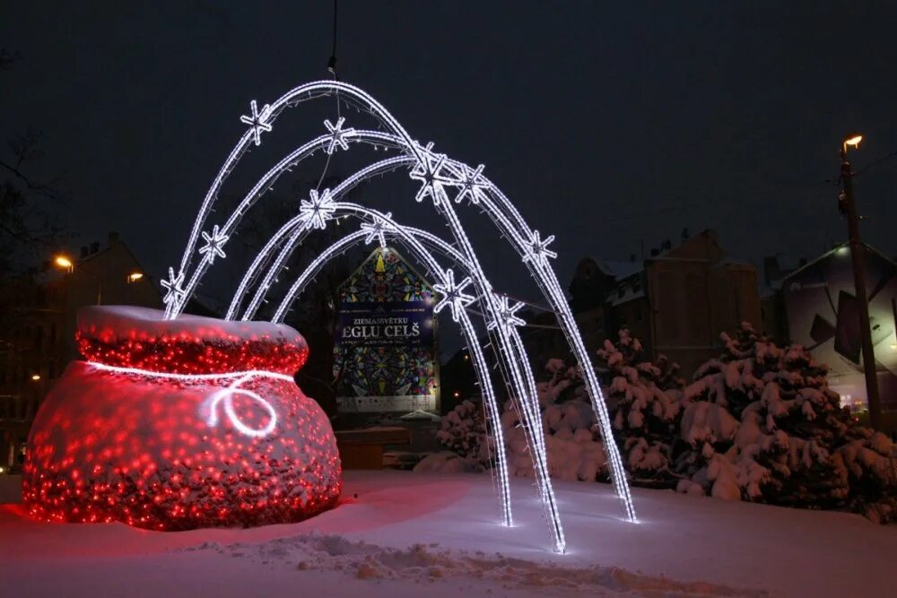 Новогодние арт объекты. Новогодняя инсталляция. новогодние уличные инсталляции. новогодние уличные арт объекты.
