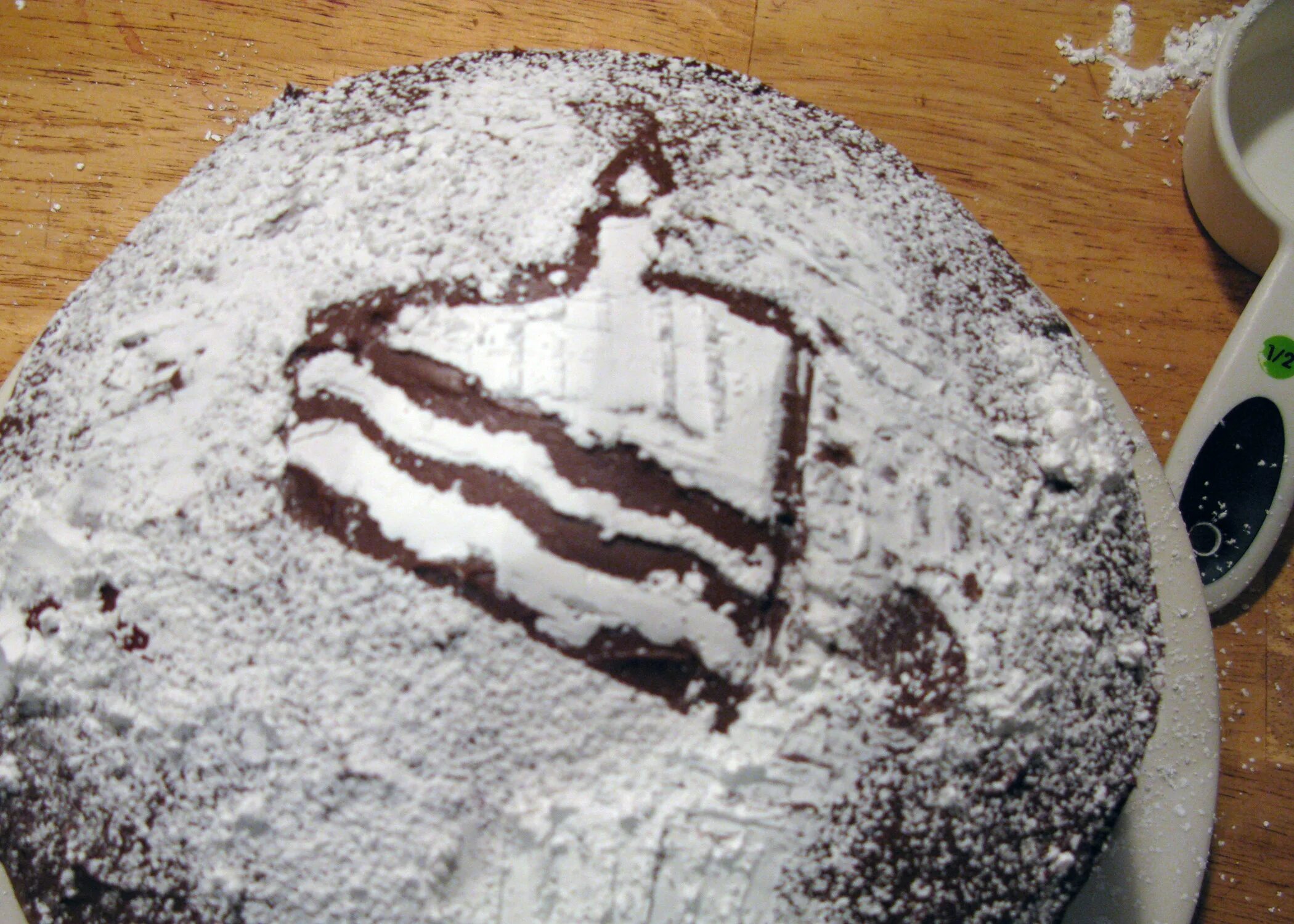 Украшения торта пудрой. Украсить торт сахарной пудрой. Украшение торта присыпкой. Украшения торта пудрой. Трафареты для украшения торта.