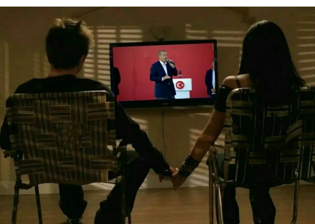 Какие каналы смотрит asian women5574. Jane tv while i. Мама смотрит телевизор в кыргызстане. Женщина в телевизоре фото. Jane tv while i.