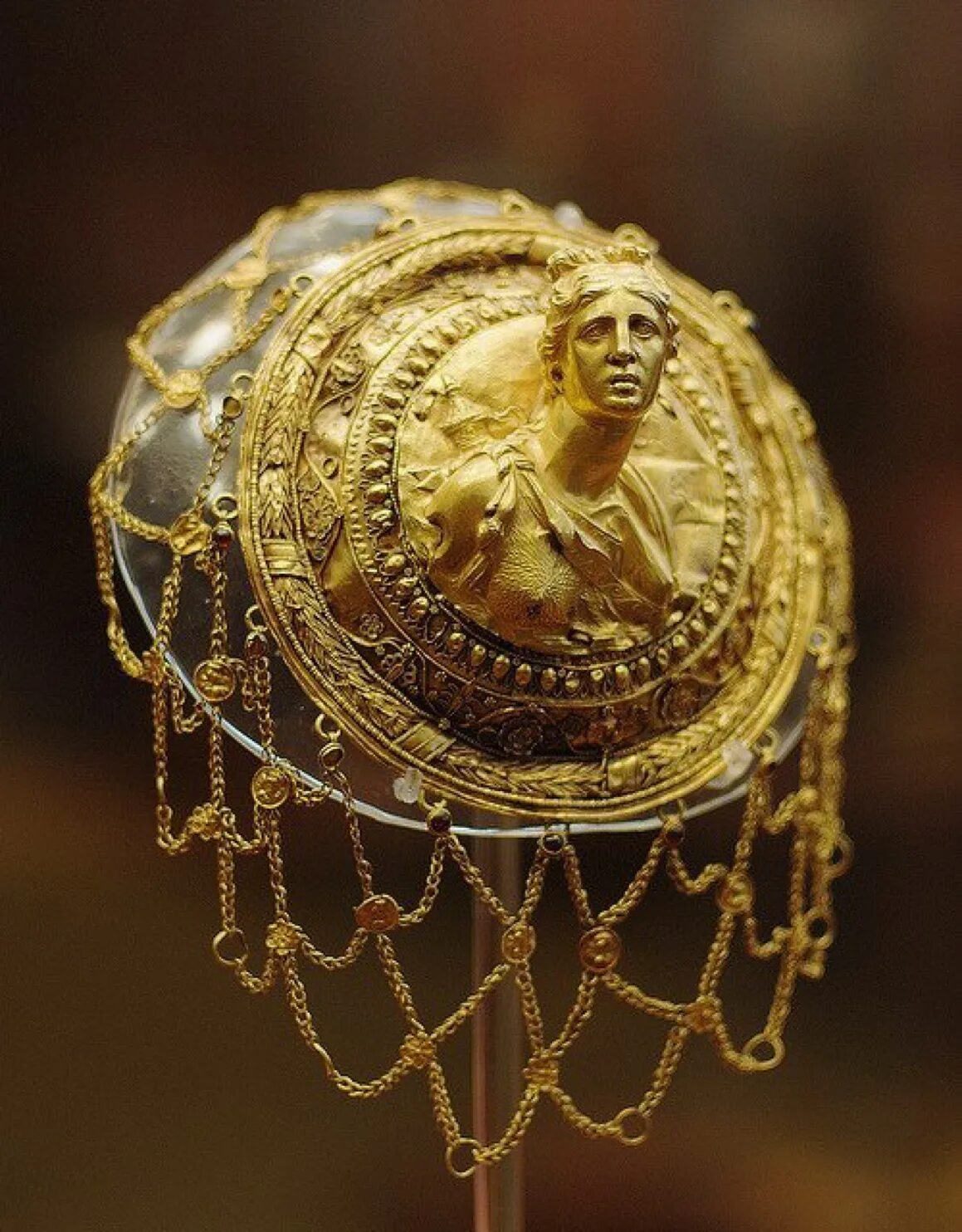 Украшения античность рим браслет змея. Кубки из вафио. Золото грек. Древнегреческий браслет. Золотая диадема из клада приама.