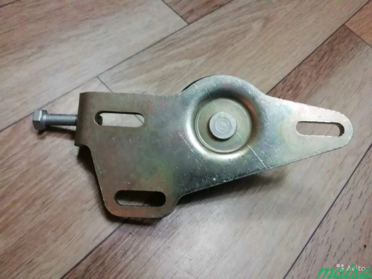Натяжитель ремня нива 2123. Ролик натяжителя шеви нива. Натяжитель ремня нива 2123. Натяжитель генератора нива шевроле. Натяжной механизм ремня генератора нива шевроле.