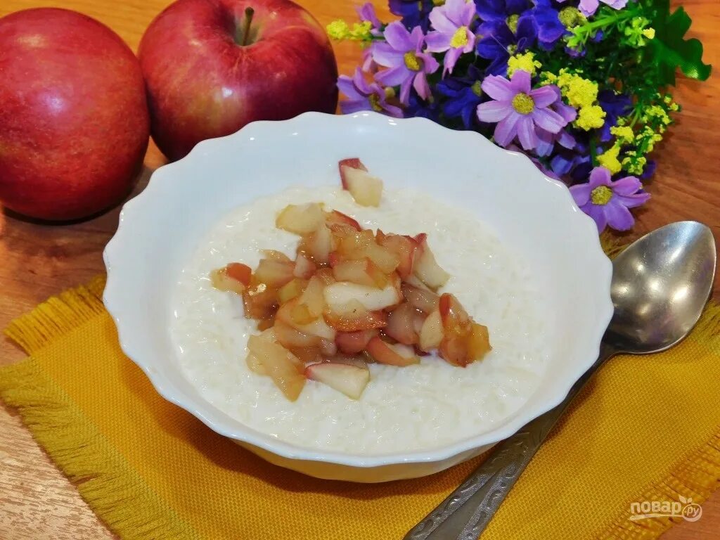 Рис с яблоками рецепт. Рисовая каша с яблоками. Молочная рисовая каша с яблоками. Яблоки с рисом. Рисовая каша с яблоками на молоке.