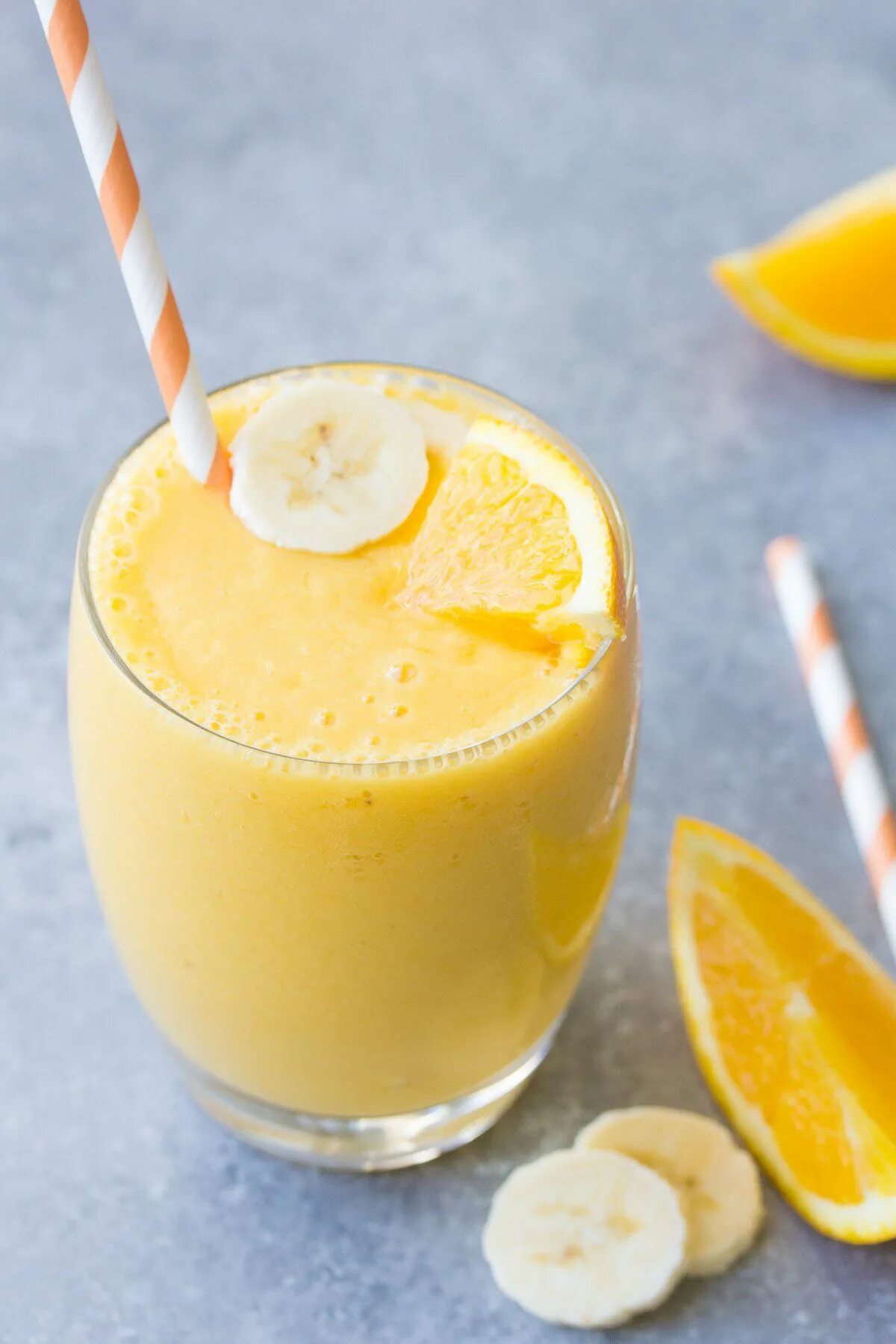 Банановый коктейль. Цитрусовый смузи. Апельсиновый молочный коктейль. Свежевыжатый апельсиновый сок.