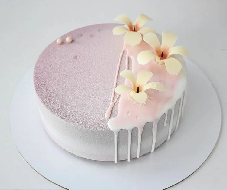 Белый муссовый торт. Нежный тортик. Красивый нежный торт. Нежный декор торта.