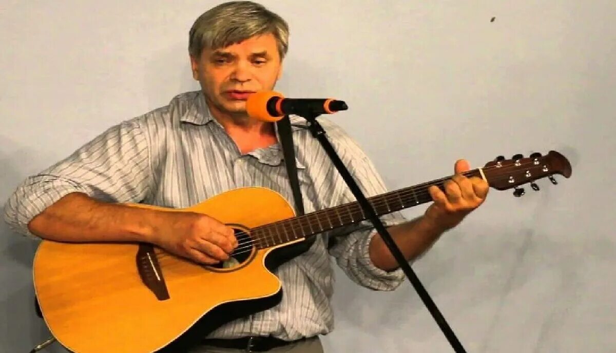 Михаил башаков в молодости. Грустный плотник. Виктор столяров бард. Плотников музей забытой музыки г воронеж. Мой папа плотник.