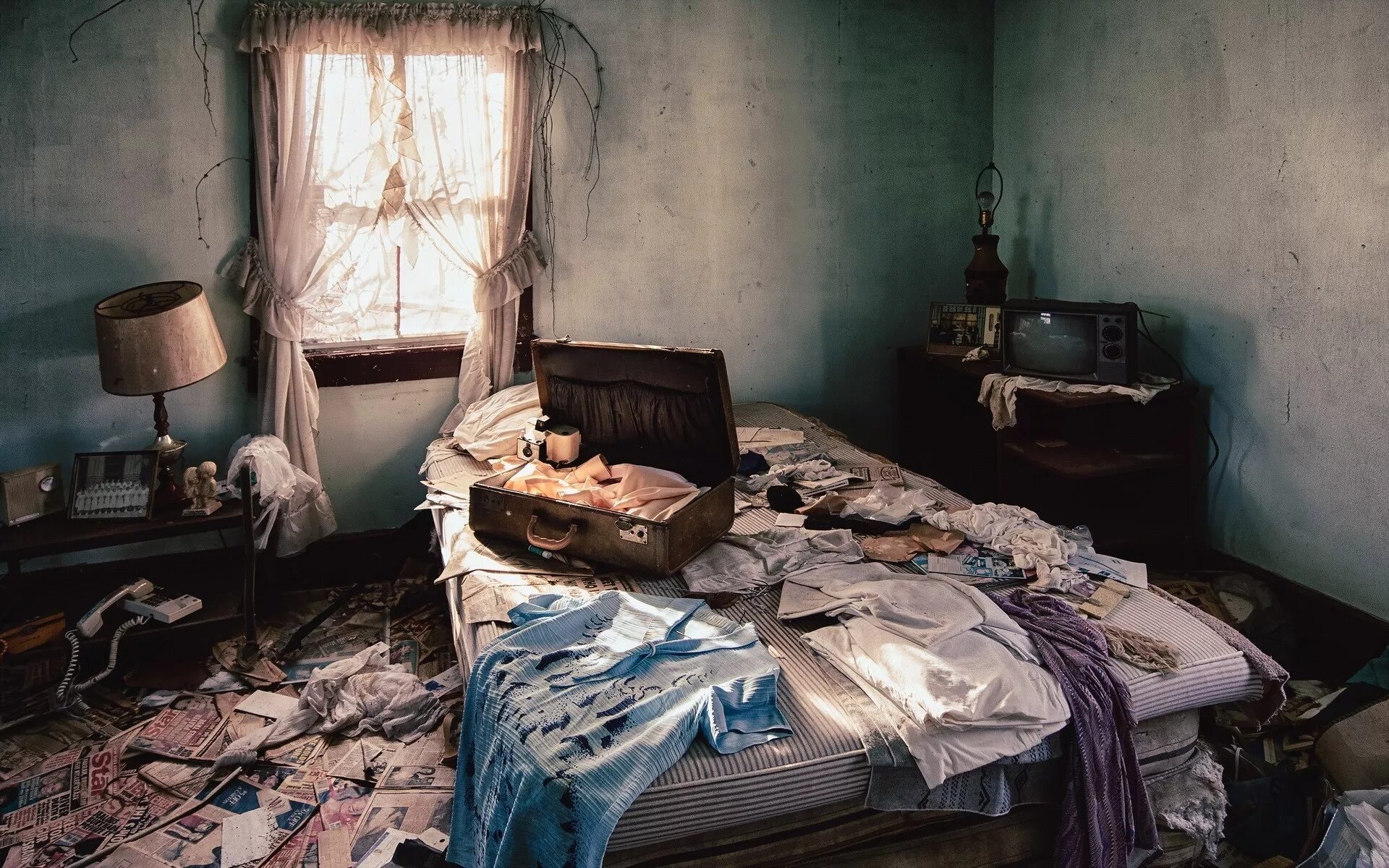 Грязная квартира. Смерть родственника дома. Вещи в квартире умершего. Неубранная спальня. Вещи усопшего.