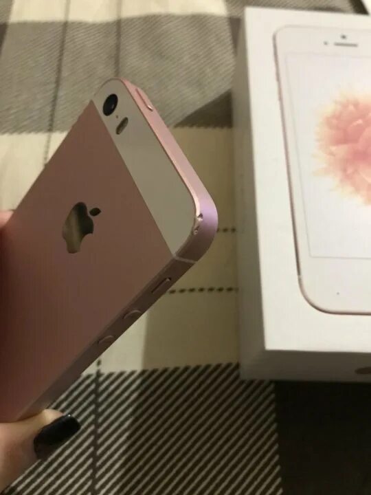 Apple se 2023 отзывы. Iphone se розовое золото. Айфон 7 se розовый. Айфон се 2023. 7se айфон розовый камера.