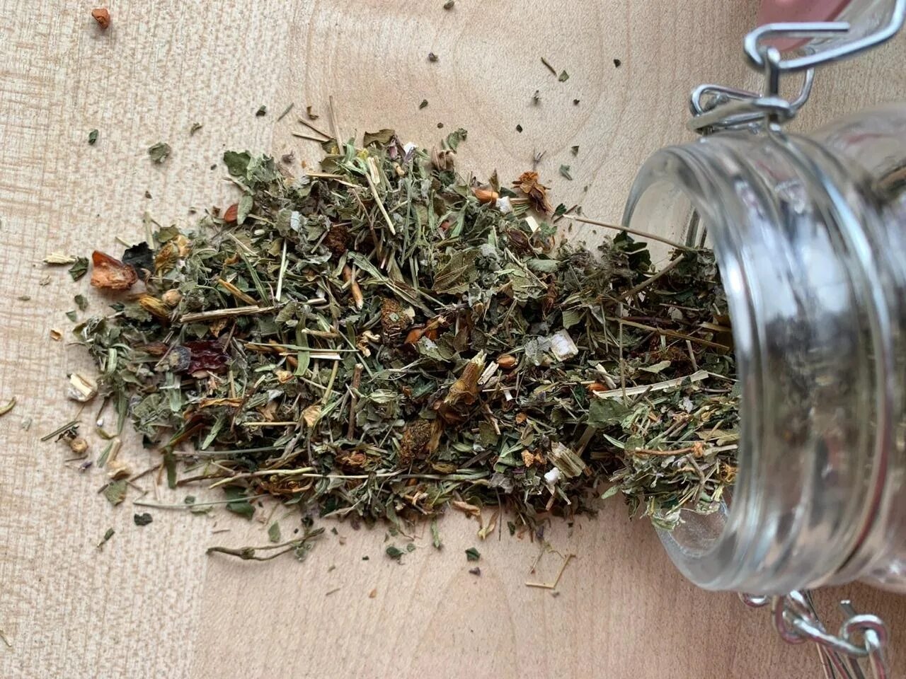 Травы для заваривания. Заварка трава. Сбор трав для чая. Сухие растений для чая. Трава собранная для чая
