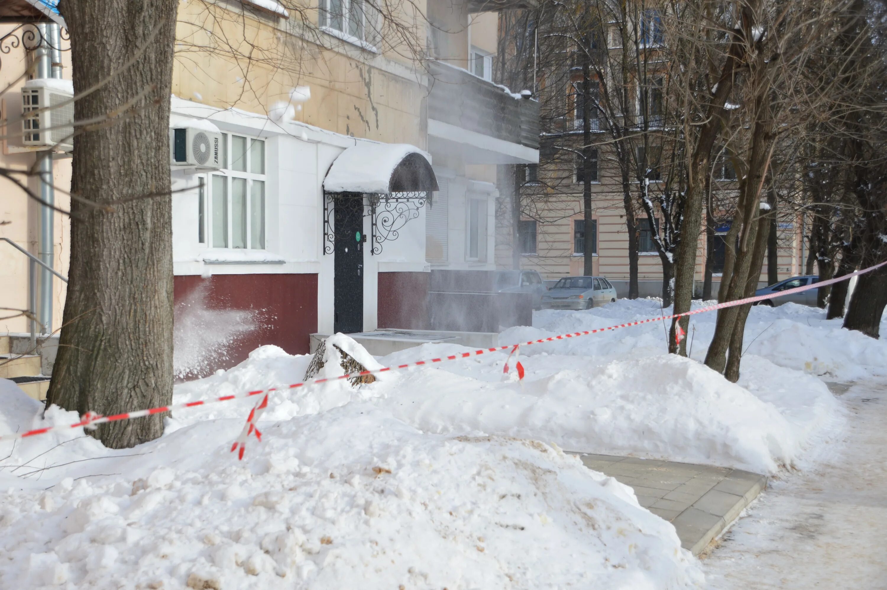 Снег во дворе. Тверь уборка снега во дворе. Крыша во дворе от снега. В Твери убирают снег. Ук тверь телефон