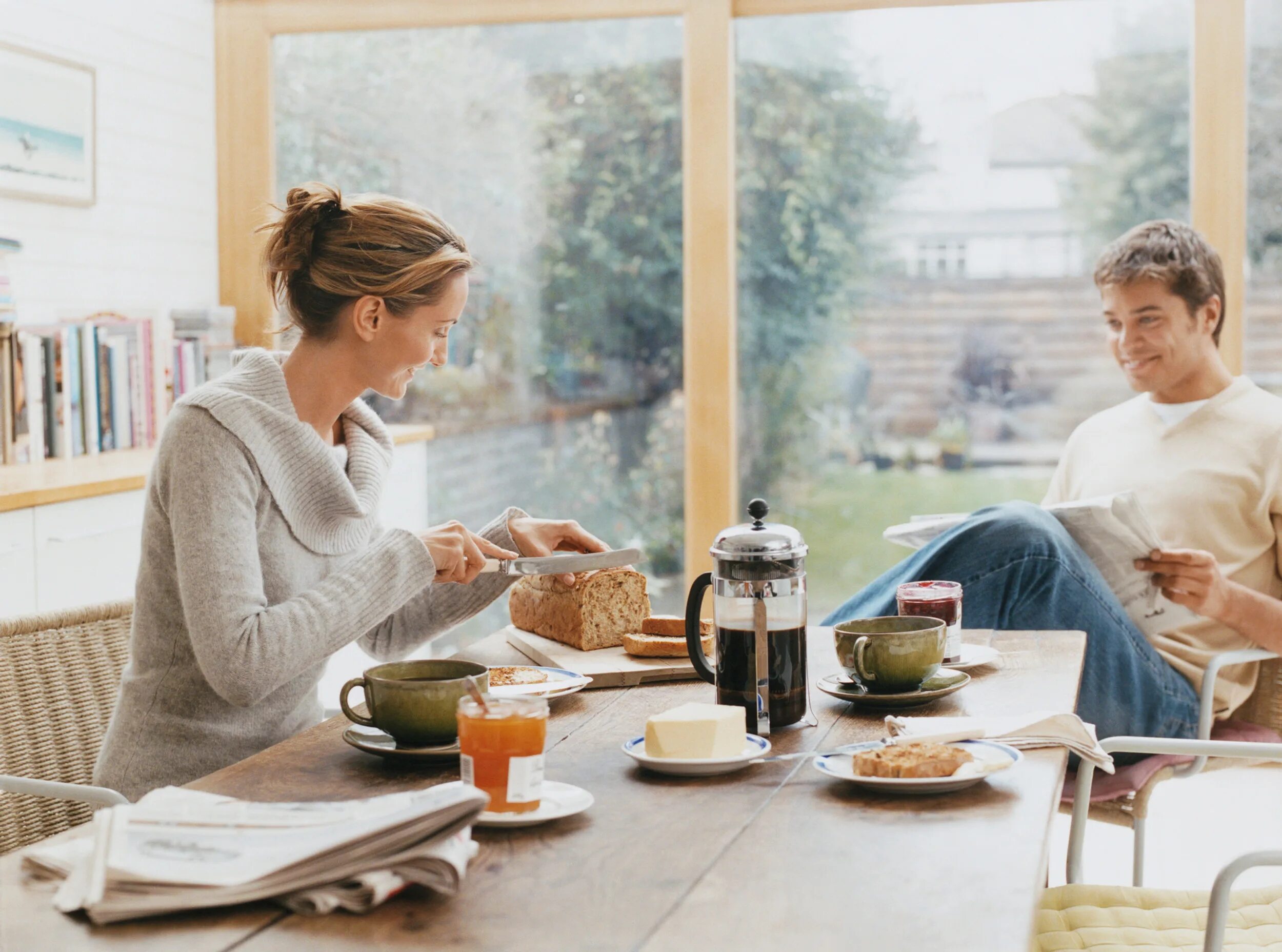 We had better at home. Семья за завтраком у окна Пасха. Family Breakfast. Breakfast at Home. Почему having Breakfast.