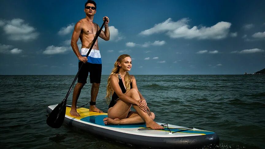 Доски прокат. Sup Board (sup доска ). Серф с веслом. Сапборд для двоих. Человек с доской для серфинга.