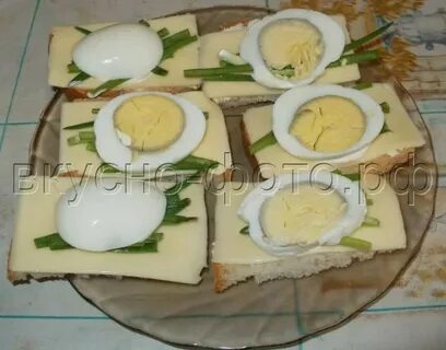 Бутерброд с яйцом и зеленым луком