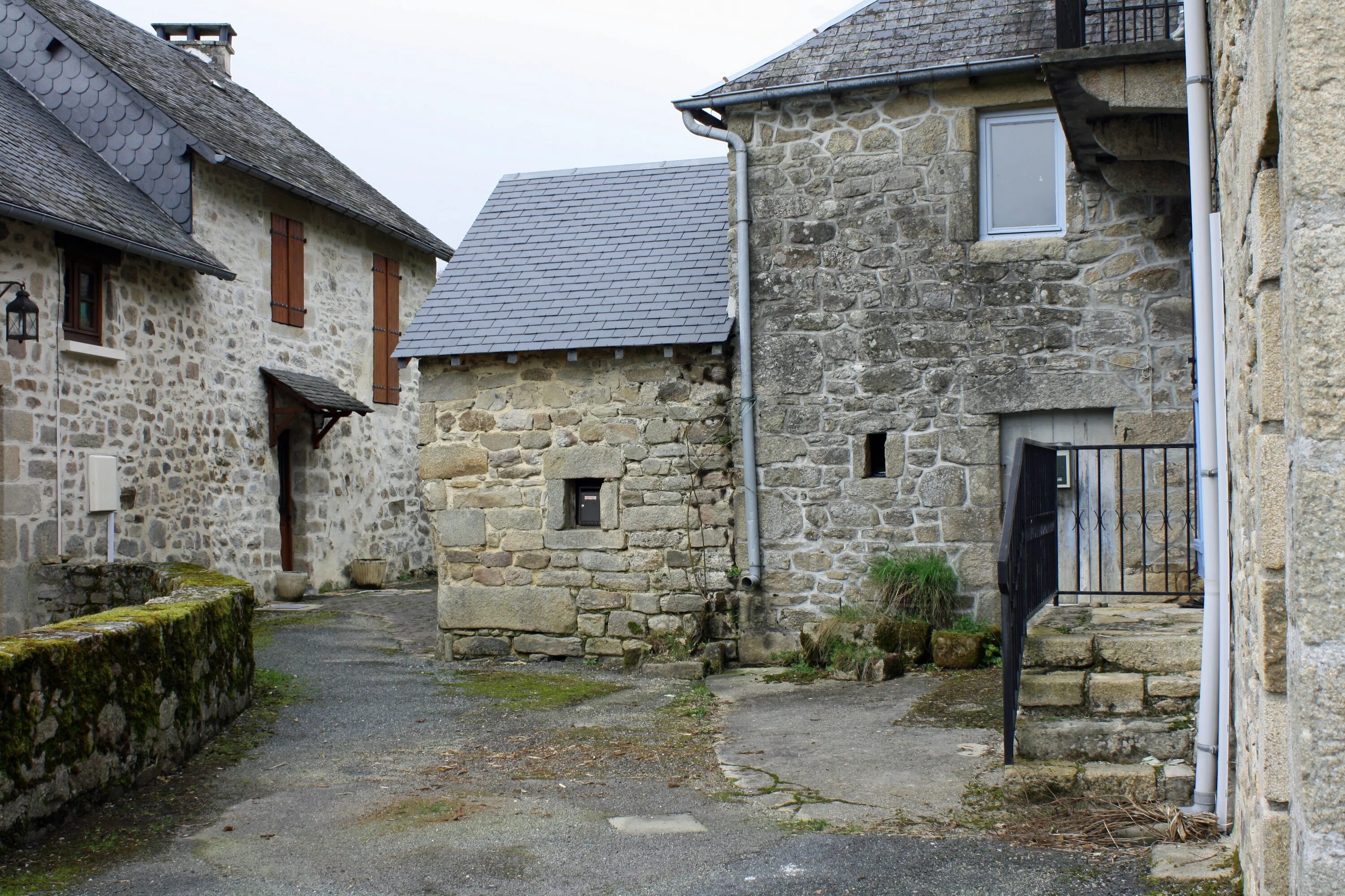 Ancient houses. "Каменные дома 136" Корсика+. Старый каменный дом. Старый каменный домик. Старинные каменные здания.