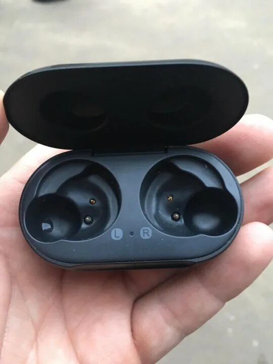 Можно купить один наушник. Samsung Galaxy Buds кейс черный. Черная зарядка для наушников Samsung Galaxy Buds. Наушники Galaxy Buds 2019 черные. Galaxy Buds 2 чехол.