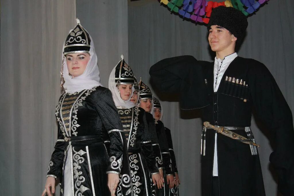 Шапсуги. Ансамбль шапсугия лазаревское. адыги шапсуги. национальный костюм адыги-шапсуги. шапсуги 19 век.