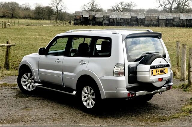 Купить б/у Mitsubishi Pajero IV 3.8 AT (250 л.с.) 4WD бензин автомат в Москве: ч