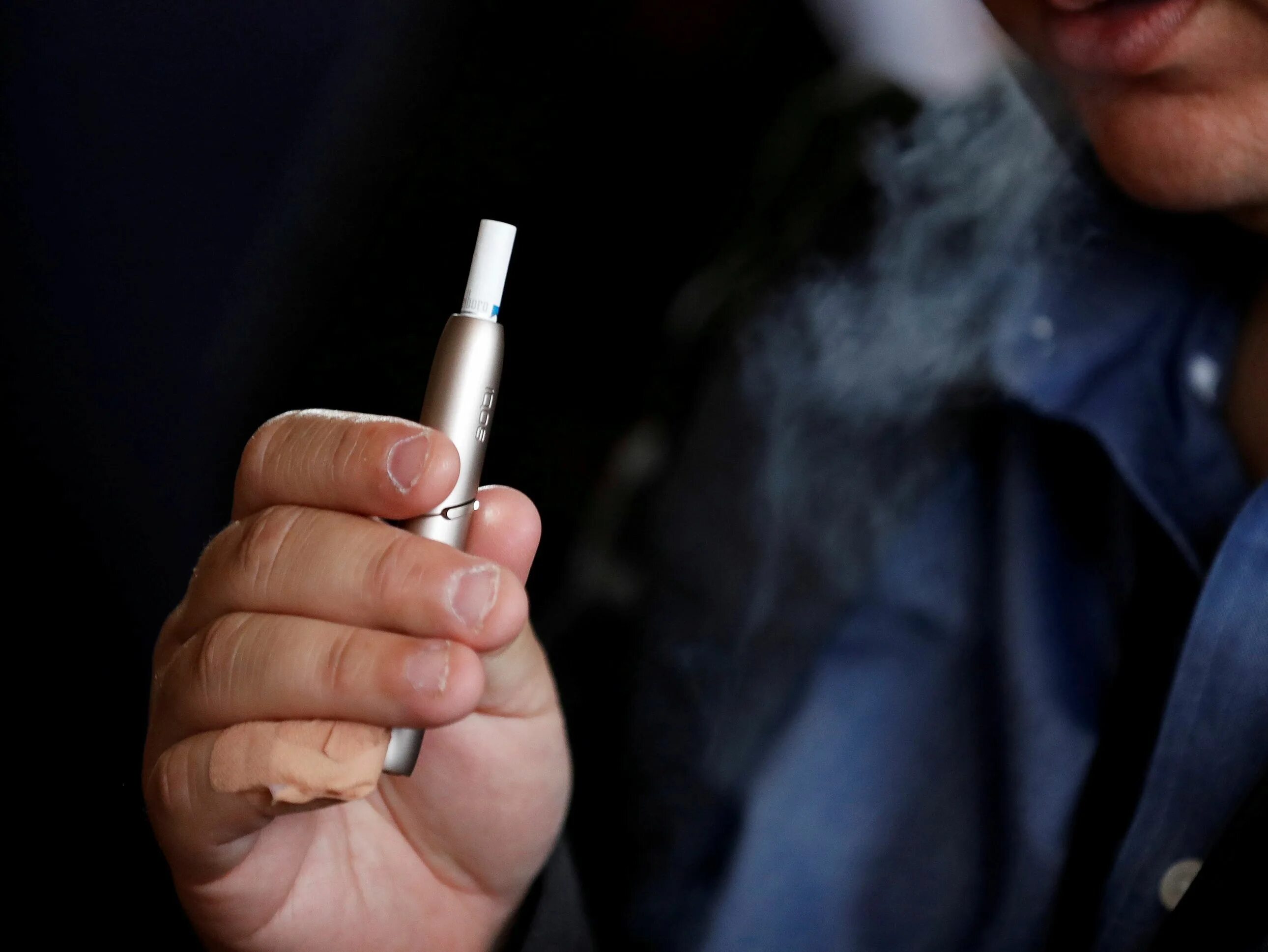 Айкос нюхаешь. Нагревание сигарет. philip morris iqos. человек курит айкос.