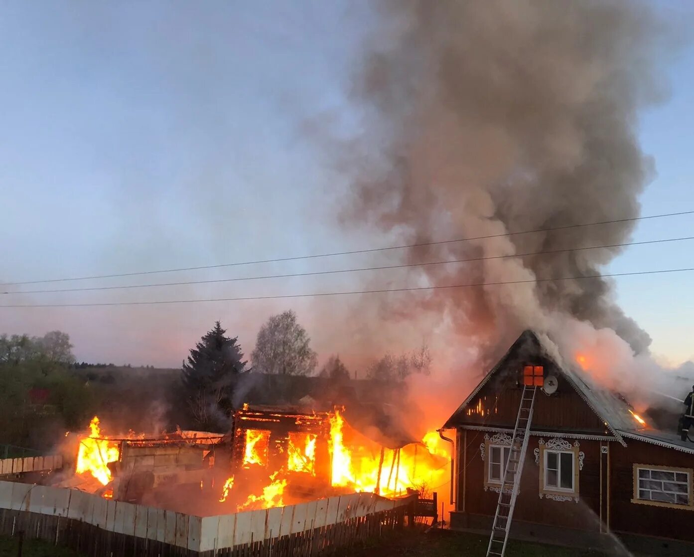 Пожар в доме. Сгоревший частный дом. Пожар в частном доме. Пожар в Ставрово. Дом в собственности сгорел