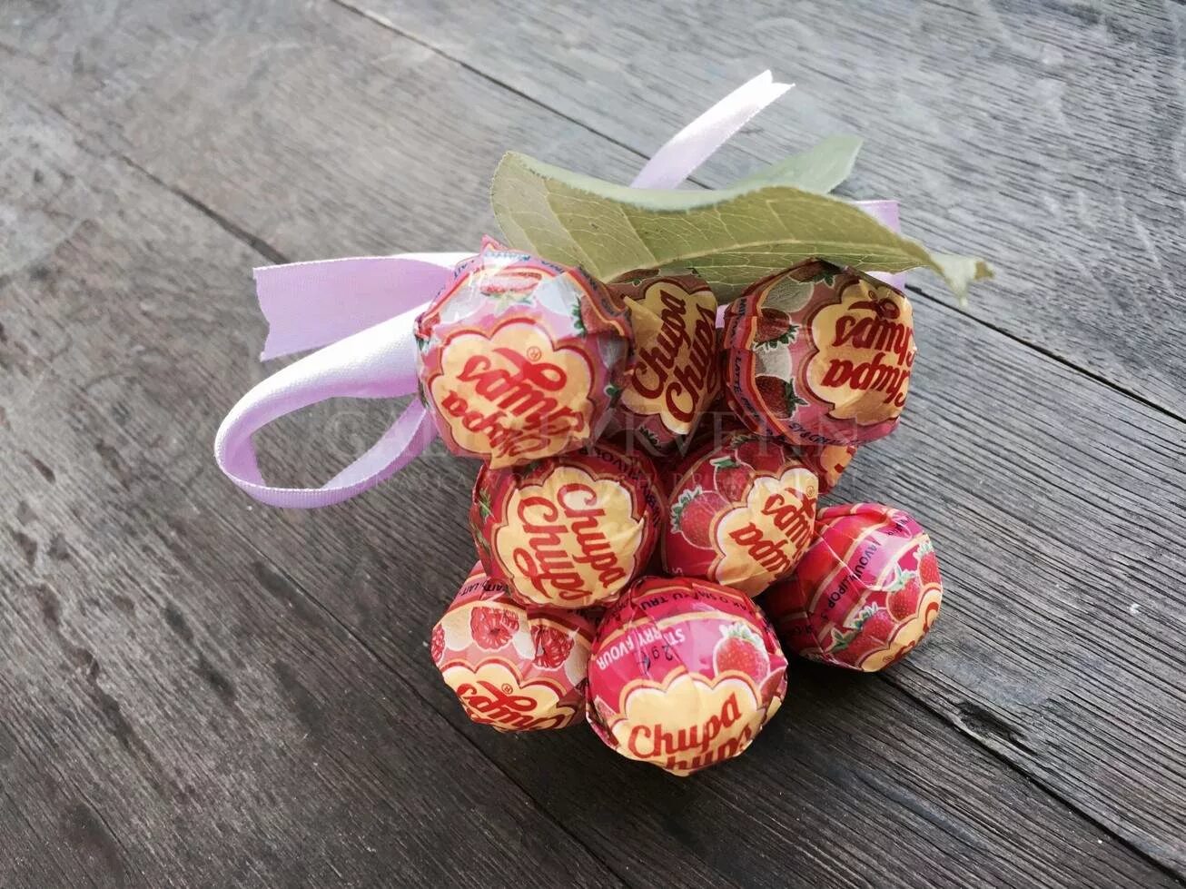 Поделка с чупа чупсом для детей. Букет из чупа чупсов и конфет. Букет из чупа чупсов. Букет из чупа чупсов. Подарок с чупа чупсом.