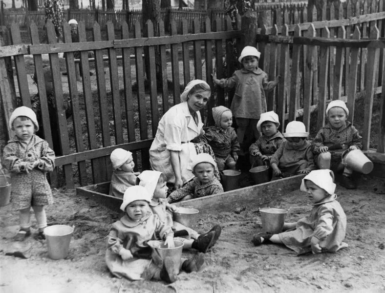 Maude Keith and her kindergarten class in 1911. Women education, Education, Kind