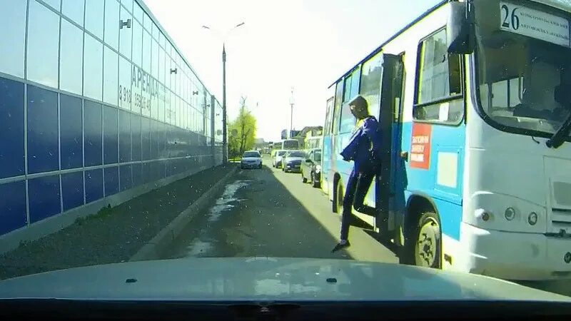 Выйти из школы выйти из автобуса. Выходить из автобуса. люди выходят из автобуса. выпрыгивает на ходу из автобуса.
