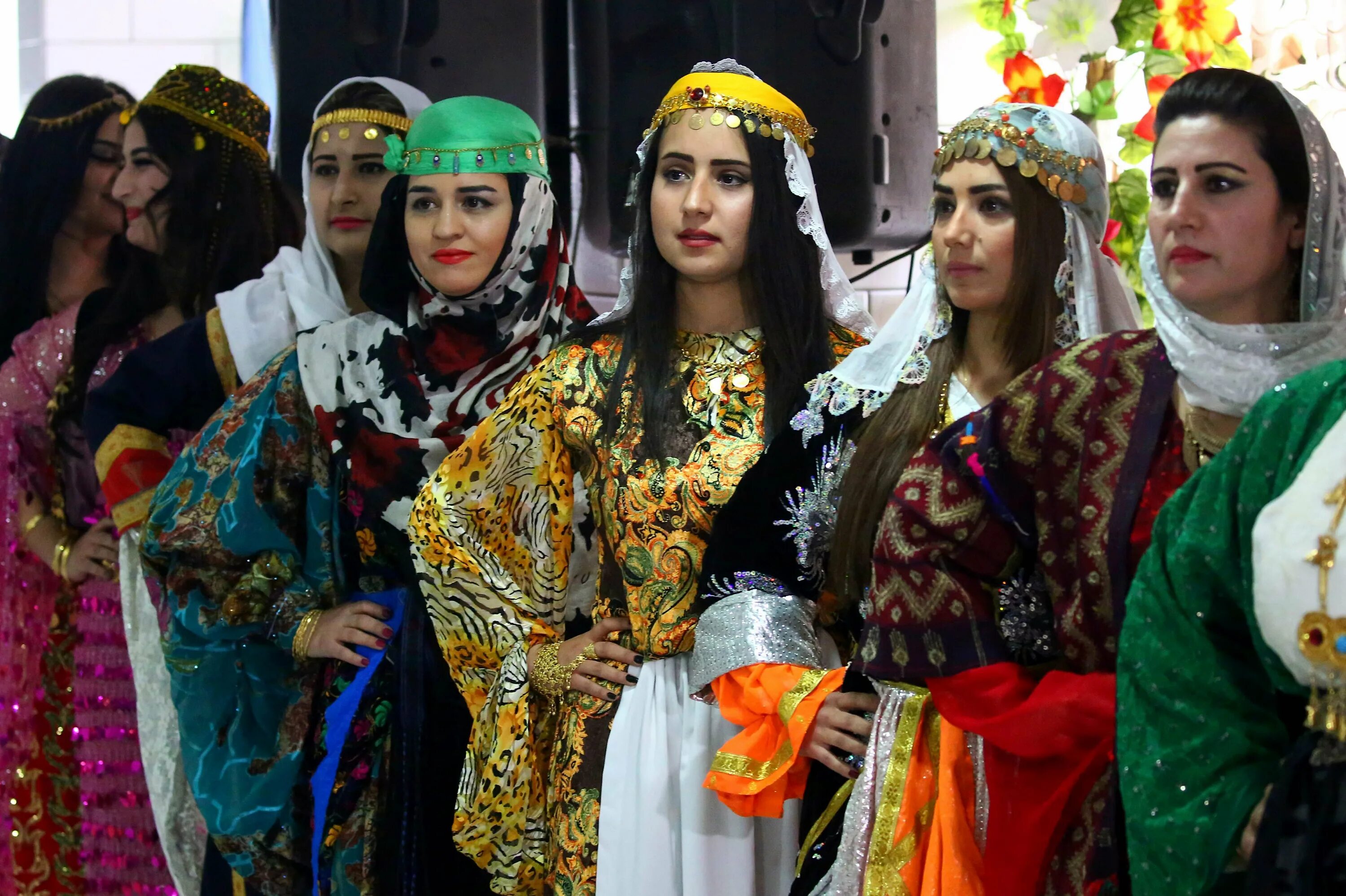 Где живут турки. Курды костюм Езиды. Курды Халай. Курды Езиды Ассирийцы. Национальные платья курдских езидов.