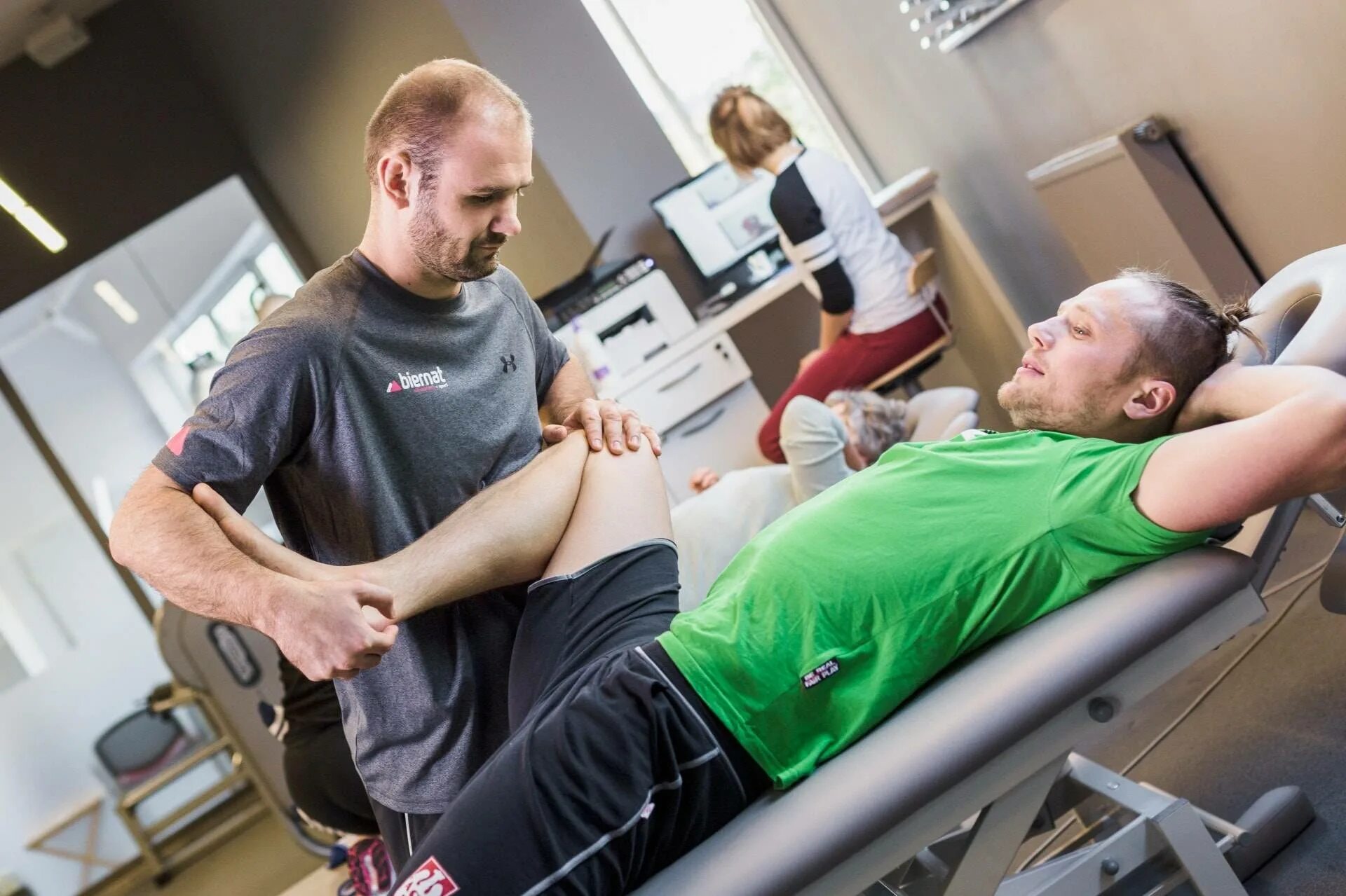 Занятие лфк с инструктором. Спортивный врач. Комплексная реабилитация. Спортивная медицина спб. Иркутск больница ортопедии.