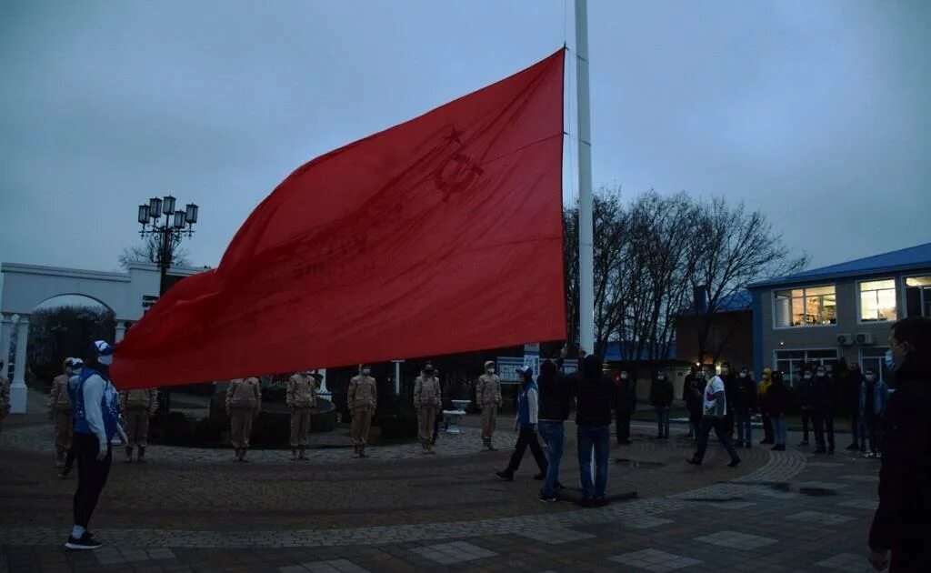 Кто поднял знамя в день освобождения новгорода. Над Бердянском реет Знамя Победы. Освобождение Каневской от фашистов. Флаг Победы в Краснодаре. Победное Знамя в Краснодаре.