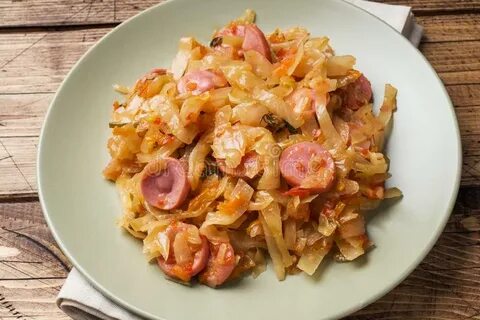 Рецепт жареной капусты с колбасой