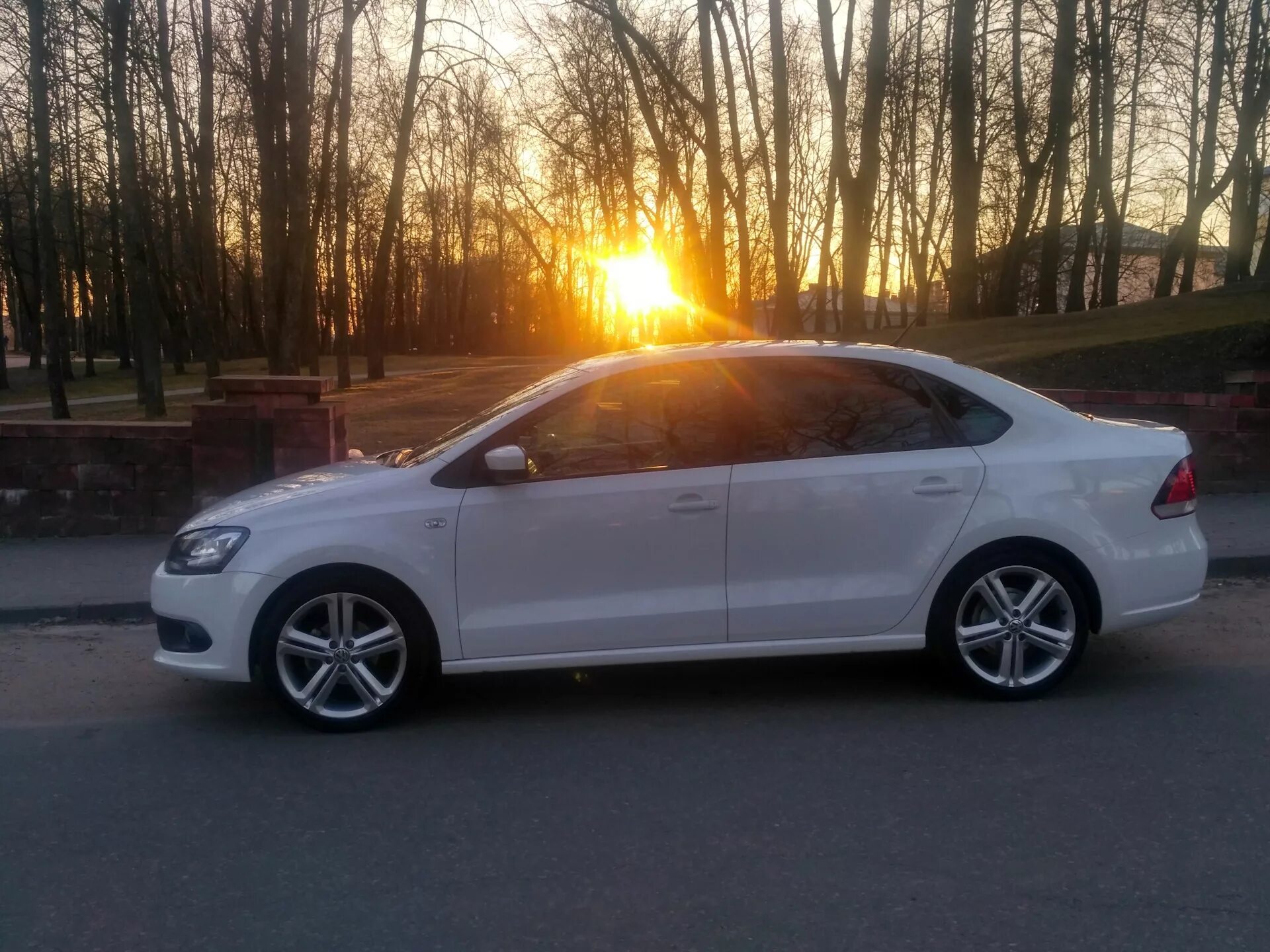 Фольксваген поло лифтбек r17. Фольксваген поло 5 r17. Поло 17 радиус. Vw polo sedan на 17 дисках. Поло 17 радиус.