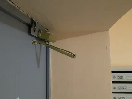 Доводчик двери в подъезде